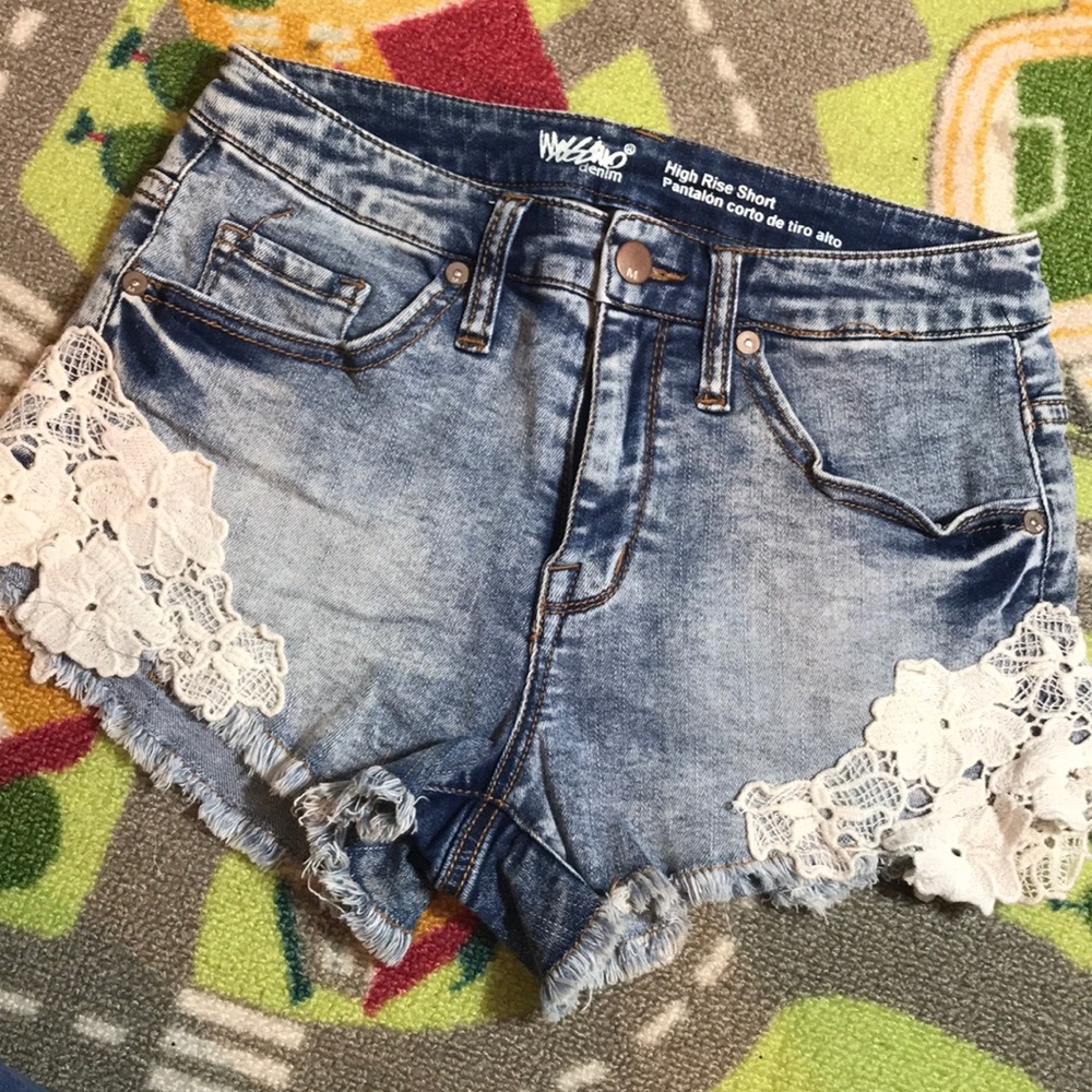 High rise Short Shorts with lace appliqué - Picture 2 of 8